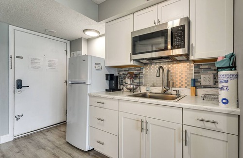 Crescent Beach Condo | Pool Access: 8th-Floor Condo on North Myrtle Beach