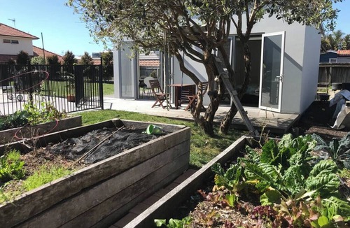 Mount Maunganui Cottage | Pool and beach hideaway
