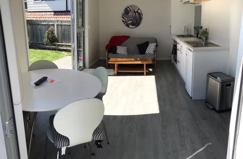 Mount Maunganui Cottage | Pool and beach hideaway