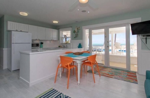 Islamorada House | POOL AND DEEP WATER DOCK