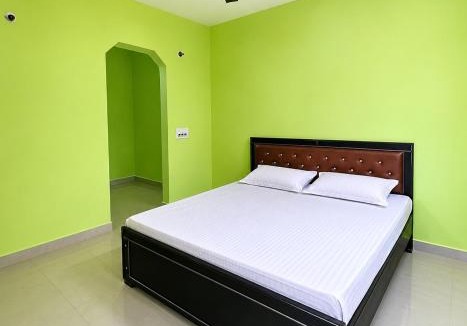 Greater Noida Hotel | Pool and palm