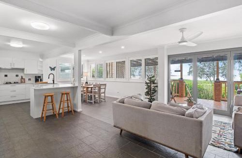 Killarney Vale House | Pool and Spa on the Lakefront with Suite Studio