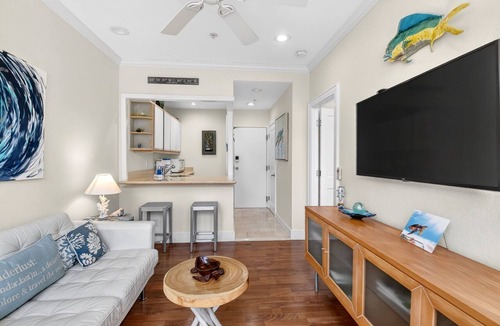 Palm Beach Condo | Pool Beach Getaway Palm Beach 1 Bedroom w/Kitchen