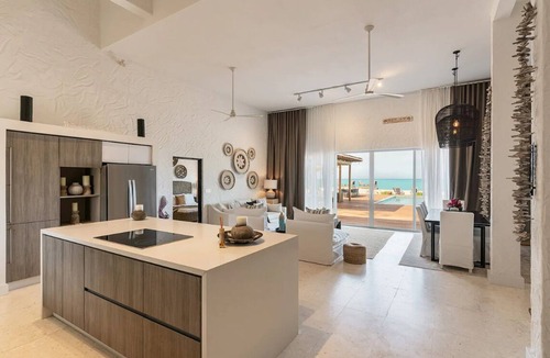 William's Town Villa | Pool, Beachfront Villa, 16 ppl, Chef, Boat tours, Starlink, BBQ