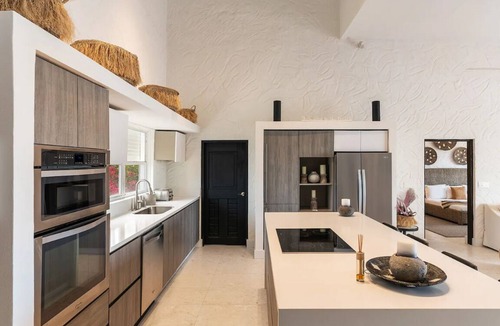 William's Town Villa | Pool, Beachfront Villa, 16 ppl, Chef, Boat tours, Starlink, BBQ
