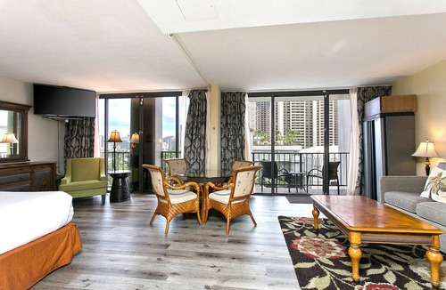 Waikiki Apartment | Pool & close to Beaches, Elegant King Bed Studio (Sleeps 4) FREE Parking!