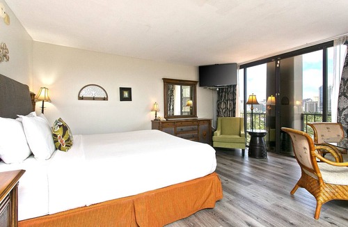Waikiki Apartment | Pool & close to Beaches, Elegant King Bed Studio (Sleeps 4) FREE Parking!