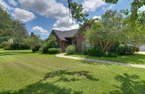 Dickinson House | Pool & Covered Patio! Galveston County Getaway