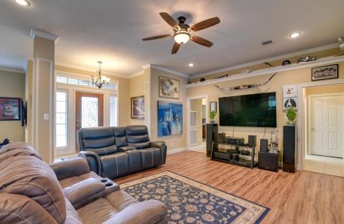 Dickinson House | Pool & Covered Patio! Galveston County Getaway