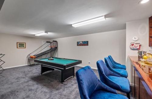 Goshen Villa | Pool, Fire Pit Bedroom & Alaska King Sleeps 16