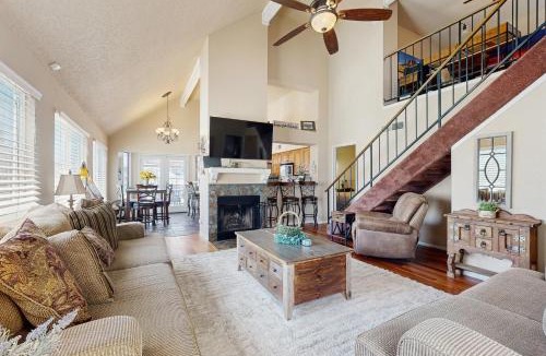 Rose Garden Place House | Pool + Fire Pit: 'Desert Radiance' in Phoenix!