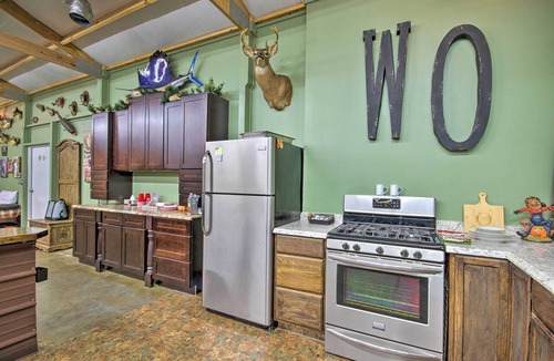 Saint Matthews Apartment | Pool & Fire Pit! 'Outlaw Gameroom' in St Matthews