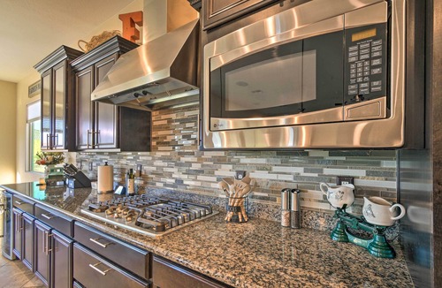 Montecito in Estrella House | Pool, Fire Pit & Putting Green: Goodyear Retreat!