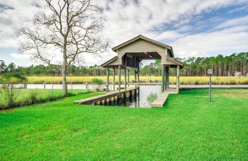 Shoreline Park House | Pool, Fire Pit & Tennis Court: Gem in Bay St Louis