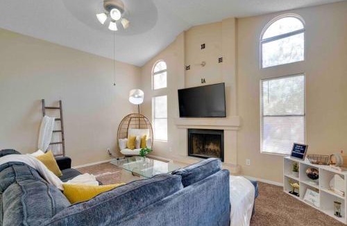 Horizons West House | Pool fireplace 5 mi from West Gate