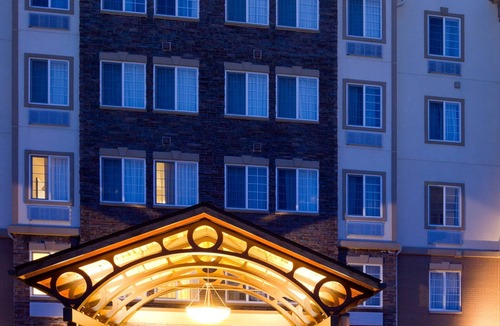 Franklin Apartment | Pool + Free Breakfast | Close to the Airport!