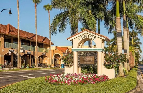 Venice East House | Pool Home- 3BR 2BA House Near Beaches & all that Beautiful Venice as to offer!