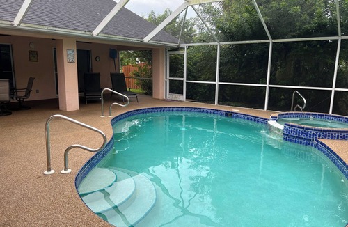 Eisenhower House | Pool Home- relaxing - family friendly - pet friendly.