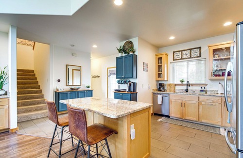 Klamath Falls Apartment | Pool & Hot Tub Access! Running Y Retreat w/Deck