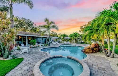 Shore Acre Heights House | Pool, hot tub, putting green, pickleball, tiki bar, fire pit