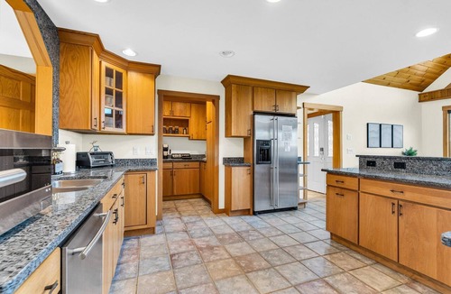 Bethel Cabin | POOL+HotTub+Sauna/Privacy+9miles to Sunday River