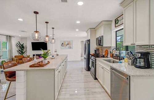Central Naples House | POOL HOUSE, CLOSE TO THE BEACH & DOWN TOWN NAPLES! * WITH GAME ROOM*