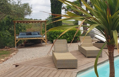 Quarante House | Pool house surrounded by vineyards