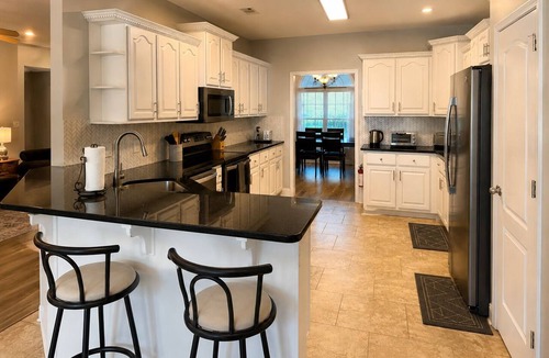 Warner Robins House | Pool | Large 5BR | Centrally Located
