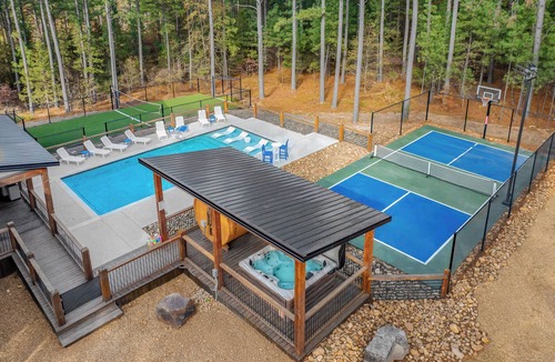 Pickens Cabin | Pool Sauna Pickleball/Basketball Turf Field Game Room Sleeps 26