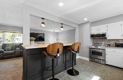 North Central Omaha House | Pool, Sauna, Work out area, ping pong, King Bed. So Many Amenities!