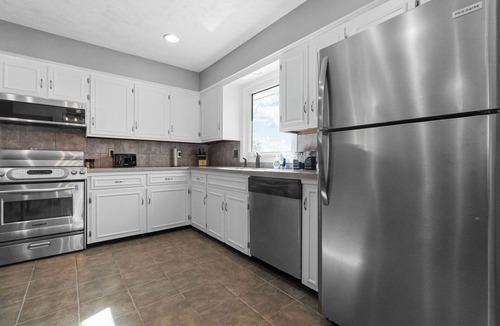 North Central Omaha House | Pool, Sauna, Work out area, ping pong, King Bed. So Many Amenities!