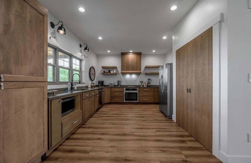 Williamstown House | Pool | Sleeps 18 | Hot Tub |Firepit | Playset |