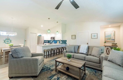 Holmes Beach House | Pool, Spa, Mini Golf, Games, Beach, sleeps 6