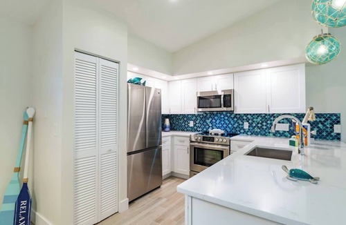Holmes Beach House | Pool, Spa, Mini Golf, Games, Beach, sleeps 6
