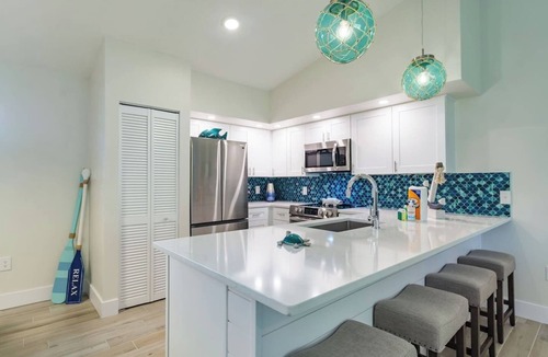 Holmes Beach House | Pool, Spa, Mini Golf, Games, Beach, sleeps 6