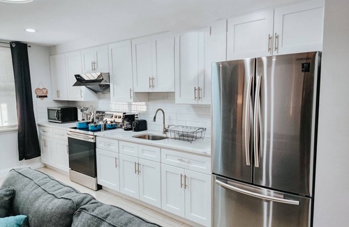 Center City Apartment | Pool Table/5 King Beds/2 Free Driveway Parking