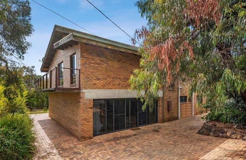Anglesea House | Pool table, air hockey, ping pong & foosball! Close to the beach and shops.
