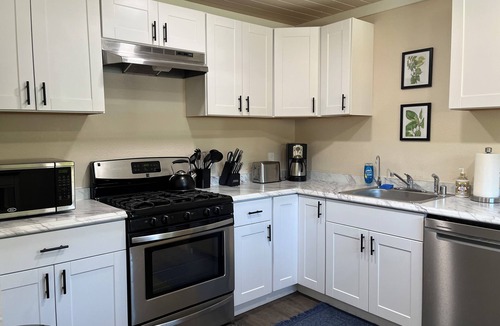 Freshwater House | Pool Table, Hot Tub! 5 bedroom, 3 bath, 5 min to Cal Poly or Old Town.