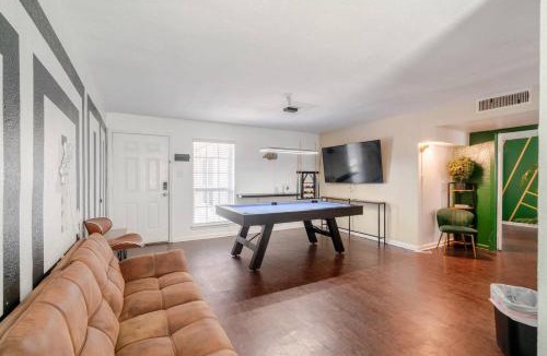 Greater Heights Apartment | Pool Table Luxury 1Bed Apt in Downtown and Heights
