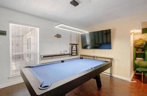 Greater Heights Apartment | Pool Table Luxury 1Bed Apt in Downtown and Heights