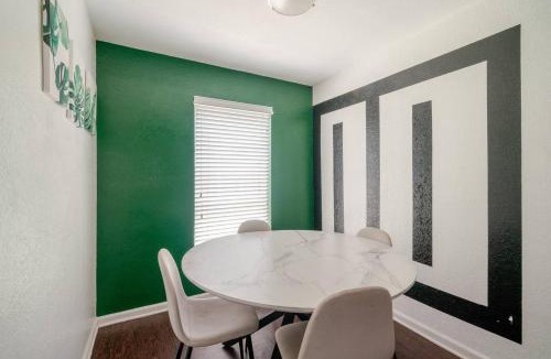 Greater Heights Apartment | Pool Table Luxury 1Bed Apt in Downtown and Heights