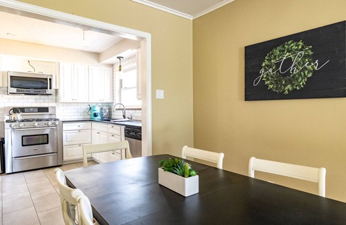 University District House | Pool Table | Ping Pong | 5TVs | Fenced Yard