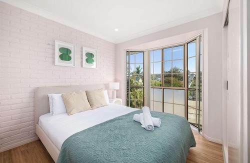 Brisbane House | Pool & Tennis Court 3BR Bright Mt Gravatt Retreat