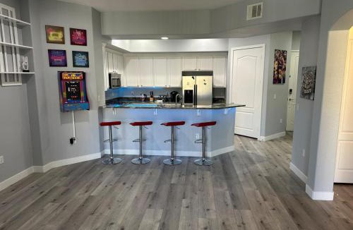 Enterprise Apartment | Pool View Lounge