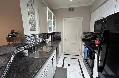 Madison Park Apartment | Pool Views located in the Uptown Camelback Corridor close to Biltmore