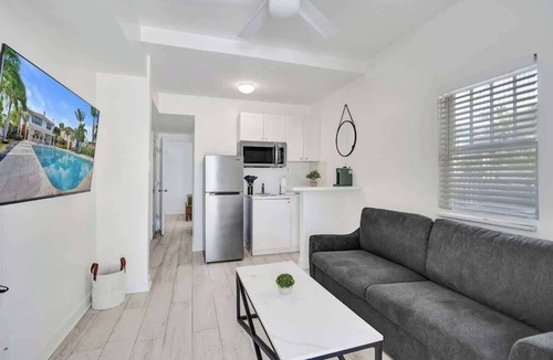 Mango Groves Apartment | Poolside 1BR Retreat w/Kitchen in Lake Worth