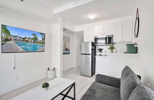 Mango Groves Apartment | Poolside 1BR Retreat w/Kitchen in Lake Worth