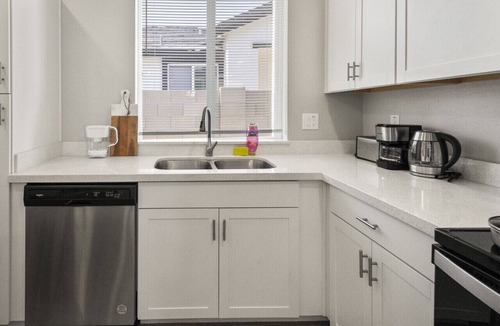 Glendale Apartment | Poolside 2B2B - Comfy Beds & Free Parking