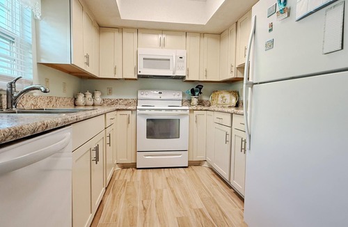 Englewood South Apartment | Poolside 2BR – Boca to Manasota in Minutes