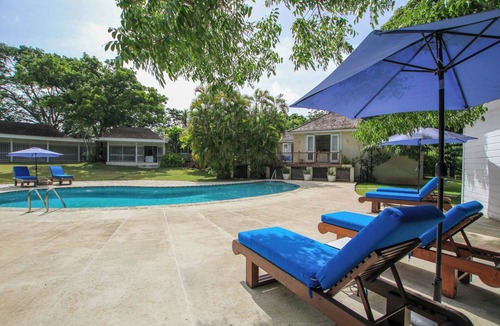 Sandy Lane Apartment | Poolside 2BR in Sandy Lane | Maguire North